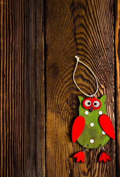 Coruja de madeira Decoração pendurada na mesa de madeira — Fotografia de Stock