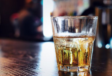 Bardak viski çubuğundaki Sayaç