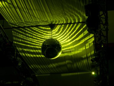 Yeşil ışık yanarsa tavana asılı bir disko topu