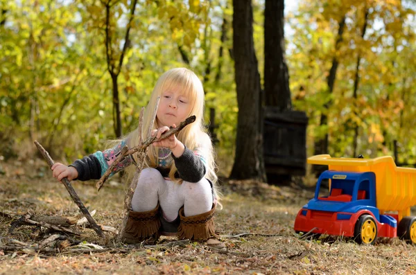 Petite fille jouant dehors dans le jardin — Photo