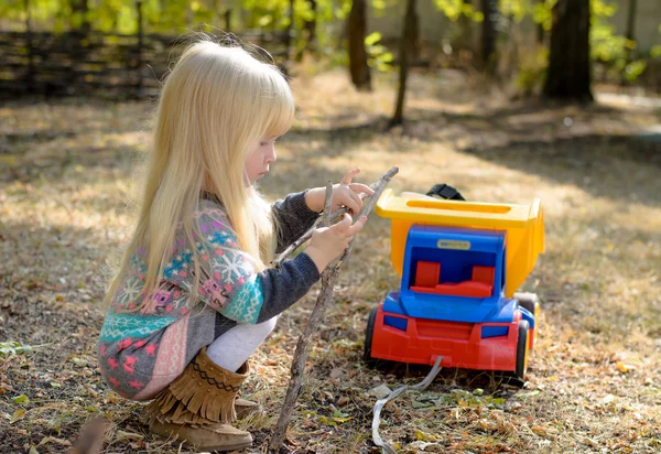 Kleines Mädchen spielt draußen im Garten — Stockfoto