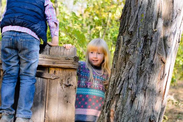 Niños pequeños en traje de otoño jugando en el jardín —  Fotos de Stock