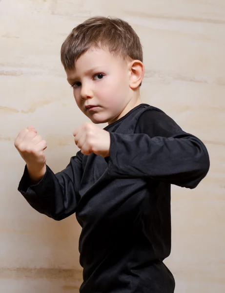 Criança lutadora séria posando com punhos fechados — Fotografia de Stock