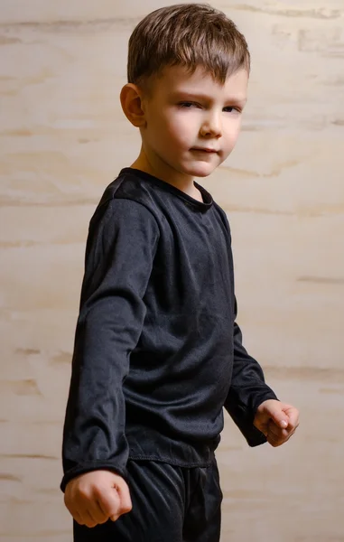 Porträt eines starken männlichen Kindes in schwarzer Kleidung — Stockfoto