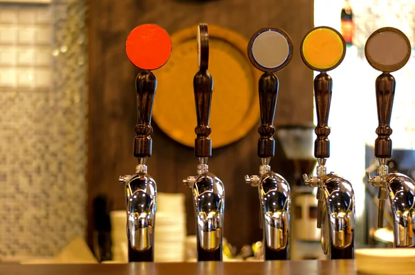 Linha de torneiras de cerveja no bar — Fotografia de Stock