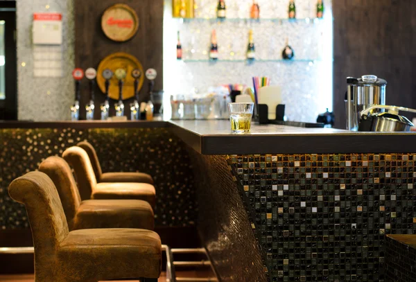 Copo de uísque em um balcão em um bar — Fotografia de Stock