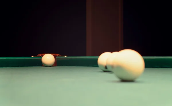 Більярдні м'ячі на столі басейну — стокове фото