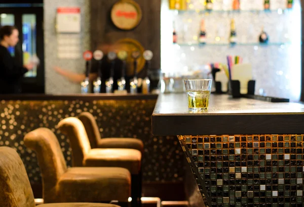 Glas whiskey på en räknare i en bar — Stockfoto