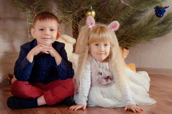 Mignon heureux petit garçon et fille — Photo