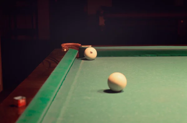Мяч у бассейна на бильярдном столе у отверстия — стоковое фото