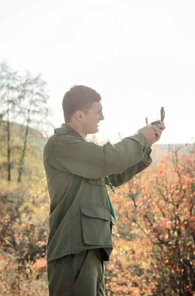 Scout navigeren in de wildernis met kompas — Stockfoto