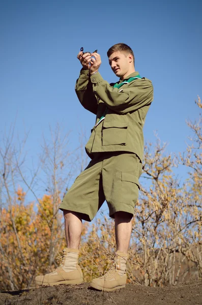 Boy Scout kijken naar kompas te navigeren de Trail — Stockfoto