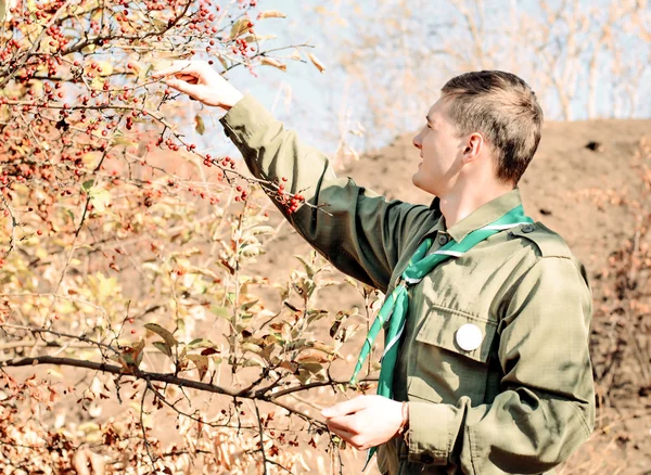 Scout uitchecken met najaar bessen — Stockfoto