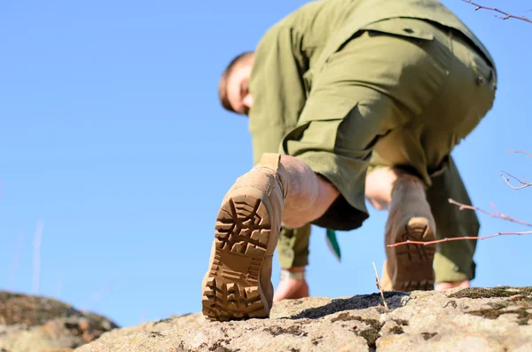 Podrážky obuvi Boy Scout lezení skále — Stock fotografie