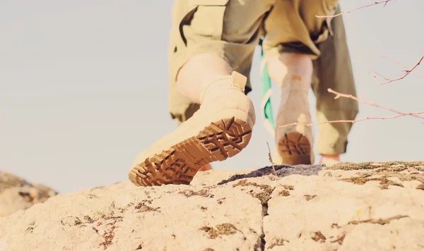Braune Schuhe eines Pfadfinders auf einem Felsen — Stockfoto