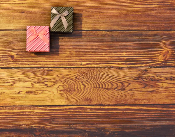 两个礼品盒，木制的背景上 — 图库照片