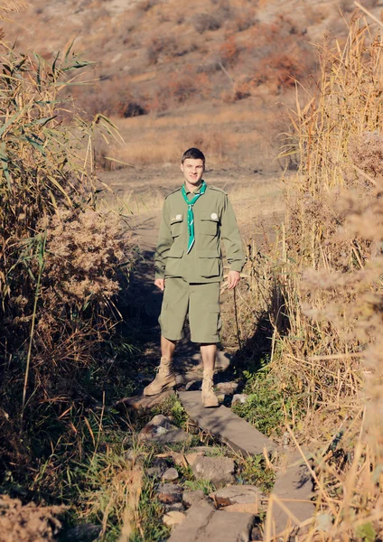 Boy Scout testen houten Plank Footbridge — Stockfoto