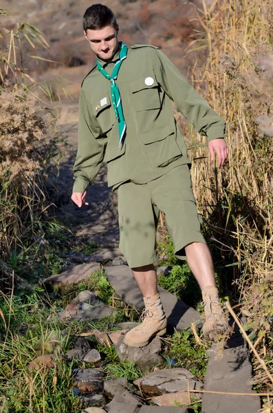 Boy Scout testování dřevěné prkenné lávka — Stock fotografie