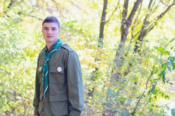 Porträtt av Boy Scout i skogen på solig dag — Stockfoto