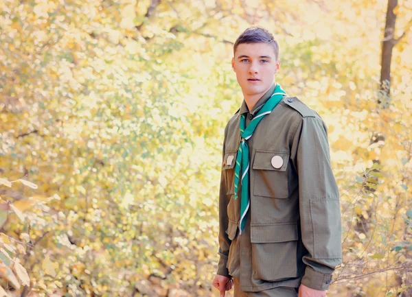 Porträtt av Boy Scout i skogen på solig dag — Stockfoto