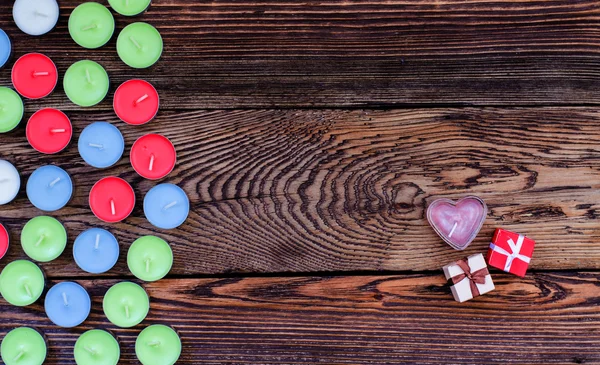 Farbe Kerzen und Geschenkbox Herz — Stockfoto