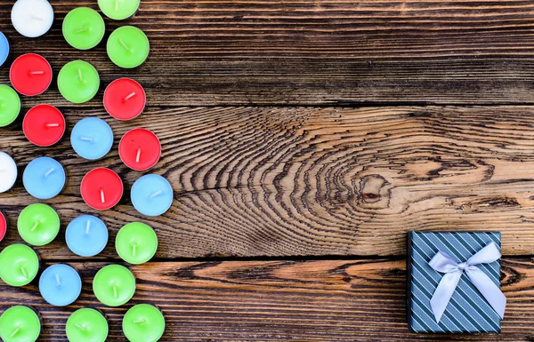 Caja de regalo con velas en mesa de madera —  Fotos de Stock