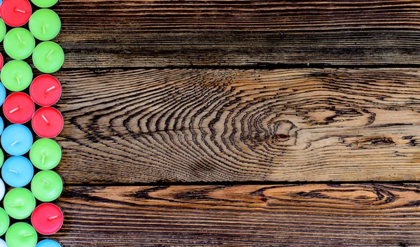 Andere kleur kaarsen houten tafel — Stockfoto