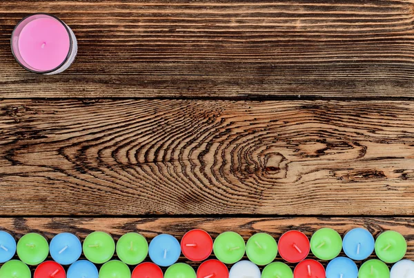 Ahşap masa üzerinde farklı renk mumlar — Stok fotoğraf
