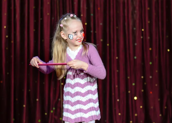 Sorridente bambina bionda che indossa il trucco pantomima — Foto Stock