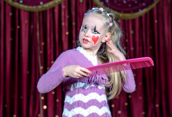 Sonriente niña rubia usando maquillaje pantomima — Foto de Stock