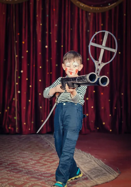 Hombre niño en un escenario juego de visión con escopeta — Foto de Stock