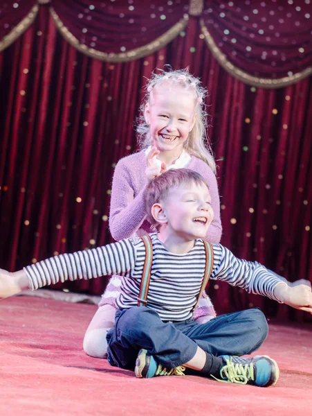Glückliche junge Kinderdarsteller auf der Bühne — Stockfoto