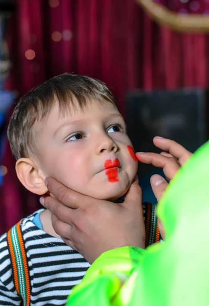 Netter Junge mit lustigem Make-up von einem Künstler aufgetragen — Stockfoto