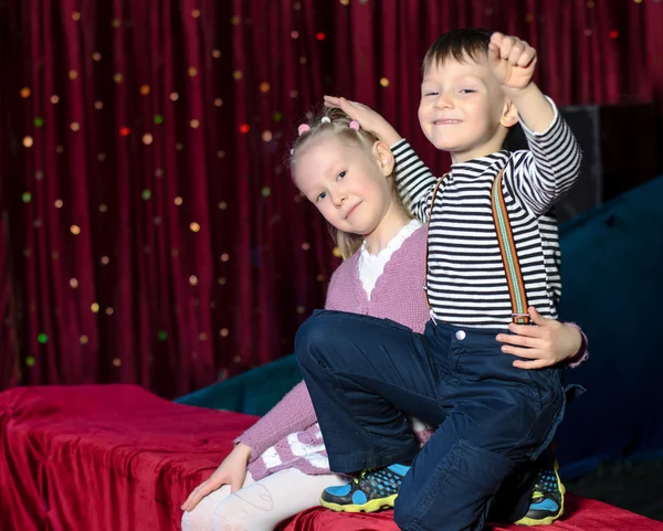 Usměvavý mladý divadelní umělci sedí na stole — Stock fotografie