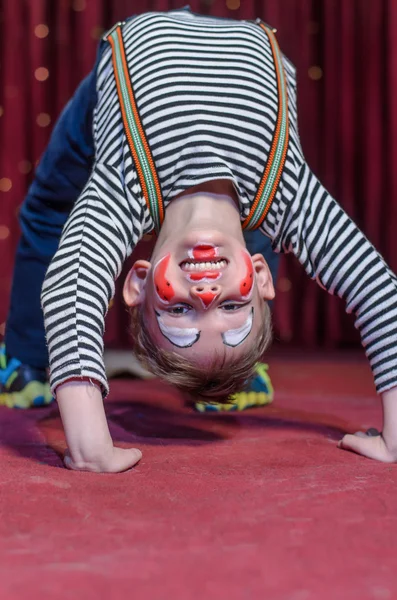 Soepel behendig kleine jongen doet een terug boog — Stockfoto