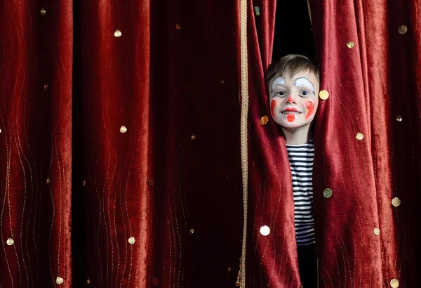 Jongen Clown "peering" door podiumgordijnen — Stockfoto