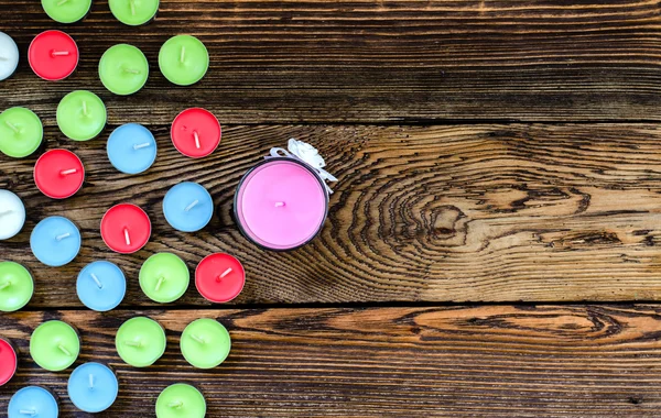 Velas coloridas sobre fondo de madera —  Fotos de Stock