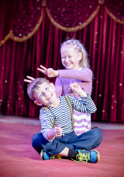 Счастливые молодые исполнители на сцене
