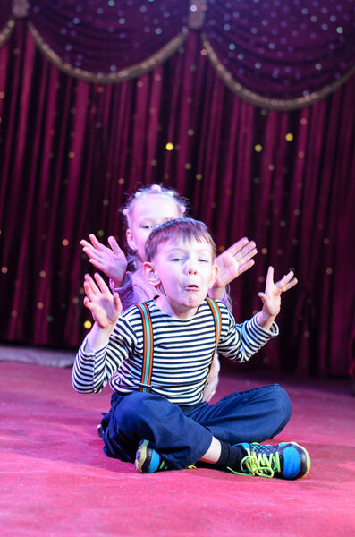 Счастливые молодые исполнители на сцене
