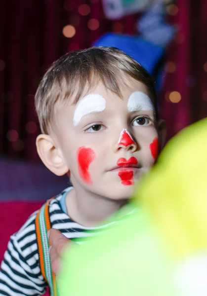 Schattige jongen met Mime make-up voor toneelstuk — Stockfoto