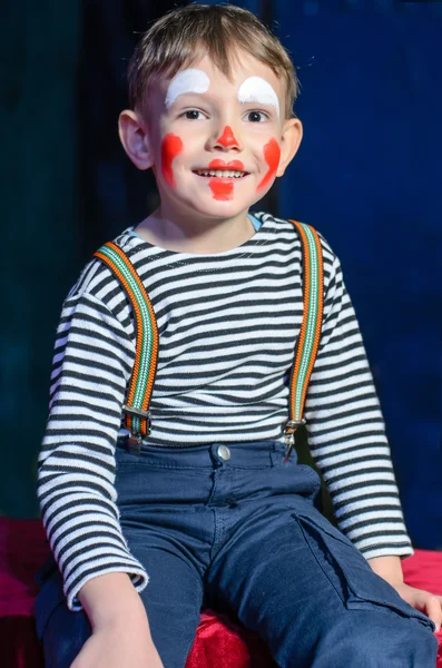 Lindo niño excitado en maquillaje rojo cómico —  Fotos de Stock