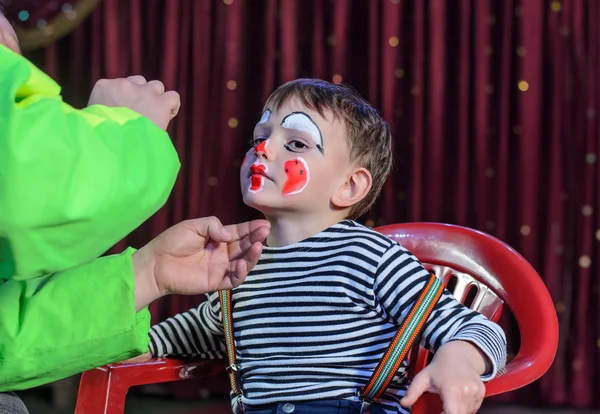 Jeune garçon mettant Mime maquillage pour une pièce de théâtre — Photo