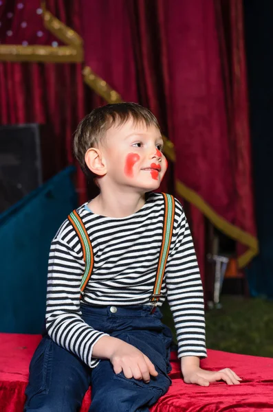 Söta glada lilla pojke i komiska röd makeup — Stockfoto