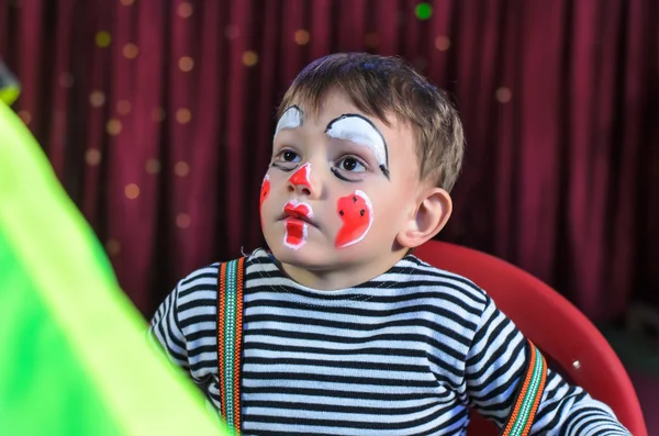 Χαριτωμένο παιδί με Mime μακιγιάζ για το θεατρικό έργο — Φωτογραφία Αρχείου
