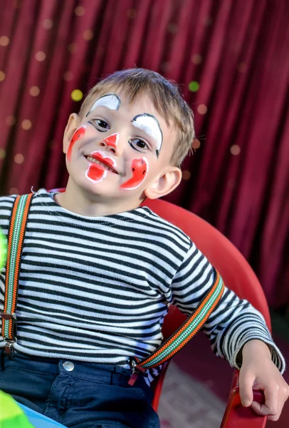 Schattige jongen met Mime make-up voor toneelstuk — Stockfoto
