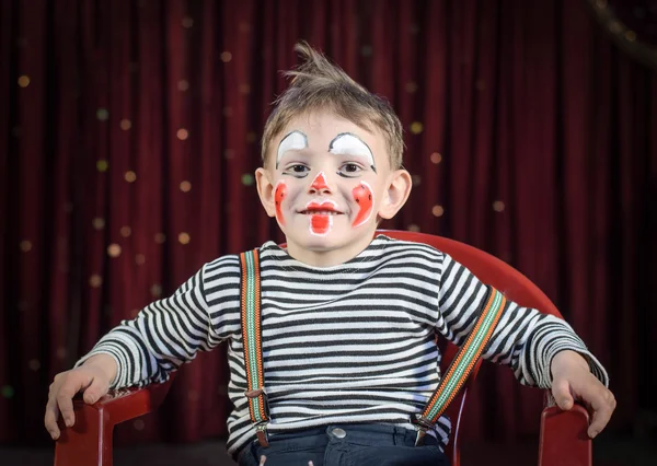 Χαριτωμένο παιδί με Mime μακιγιάζ για το θεατρικό έργο — Φωτογραφία Αρχείου