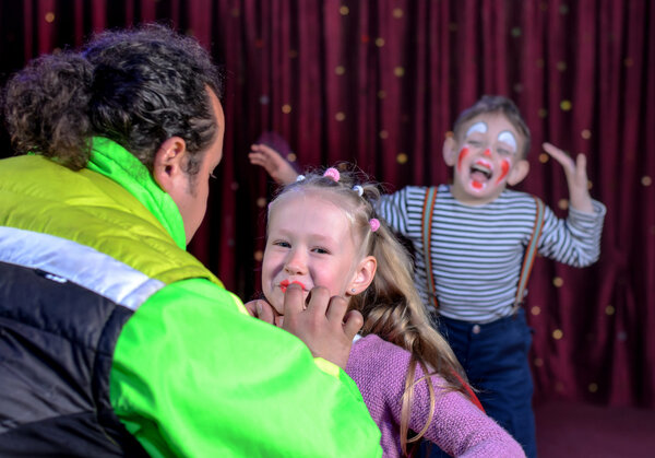 Молодая девушка с клоунским макияжем от художника
