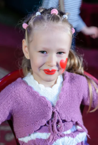 Linda niña riendo en pantomima maquillaje — Foto de Stock