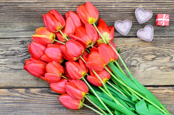 Tulipanes y un corazón para un ser querido —  Fotos de Stock