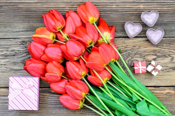 Bukiet świeżych tulipany z prezentem — Zdjęcie stockowe